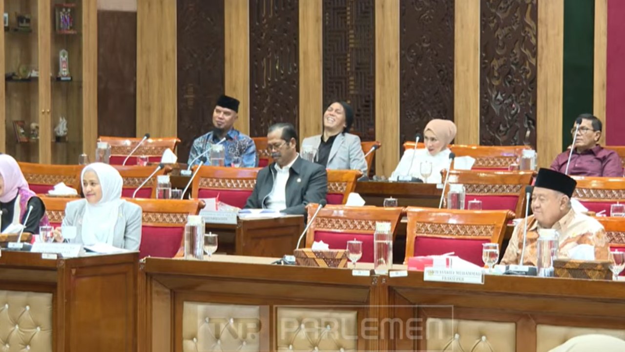 Momen Ahmad Dhani, Once Mekel hingga Melly Goeslaw Nyanyi Saat RDPU Komisi X DPR dengan Guru