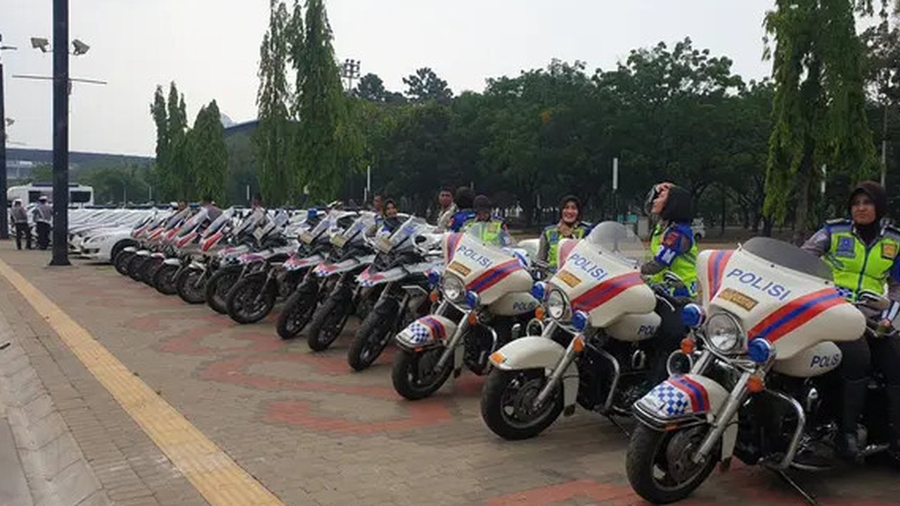 Barisan motor Patwal dari Korlantas Mabes Polri saat  apel pengecekan seluruh kendaraan fasilitas pengamanan Hari Raya Natal dan Tahun Baru 2019 di Gelora Bung Karno (SUGBK), Jakarta. (Liputa
