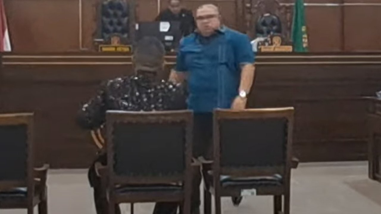 Razman Nasution Ngamuk di Ruang Sidang hingga Nyaris Pukul Hotman Paris