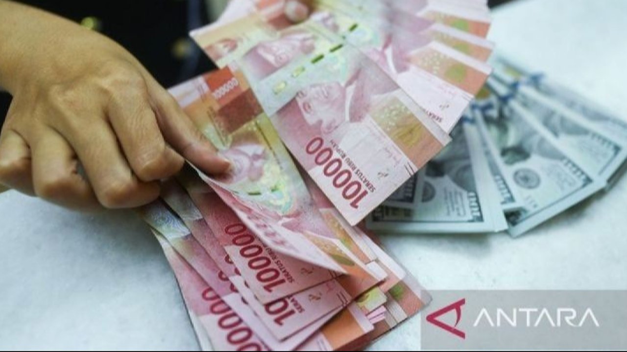 Informasi nilai tukar rupiah yang keliru di Google memicu kegaduhan, menyoroti pentingnya verifikasi data dan literasi ekonomi digital di Indonesia.