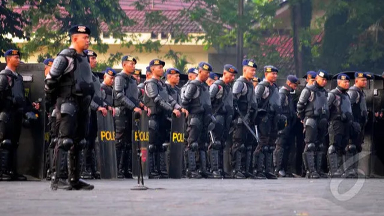 Kamis (3/7/14), puluhan anggota polri saat apel kesiapan kepolisian dalam mempersiapkan Operasi Ketupat 2014 di Jakarta. (Liputan6.com/Faizal Fanani)