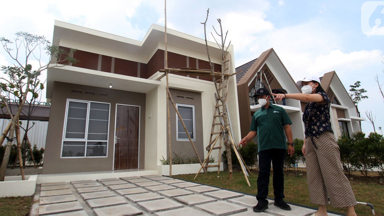 Calon konsumen melihat rumah contoh di sela-sela Ground Breaking Club House Kota Podomoro Tenjo, di Bogor Jawa Barat (07/10/2021). Club House premium dilengkapi fasilitas mulai dari private cinema, indoor games, pool bar, sunset deck, fitness center, hingga co-working space. (Liputan6.com/HO/Ading)