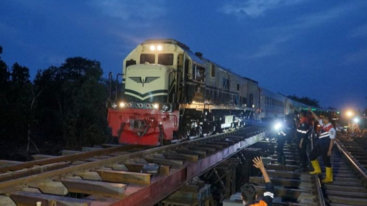 Jalur kereta api di Grobogan, Jawa Tengah, yang putus akibat banjir dua pekan lalu, telah diperbaiki dan kembali beroperasi secara terbatas, Selasa petang (4/2).