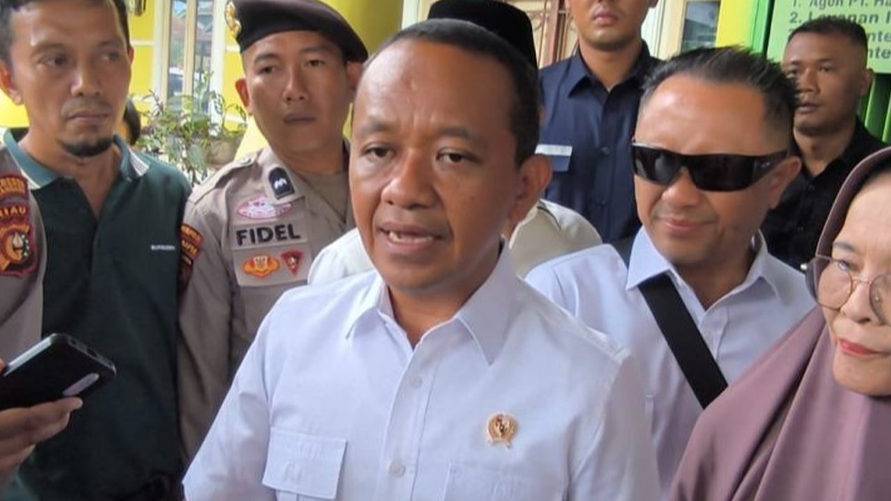 Menteri ESDM, Bahlil Lahadalia, melakukan sidak ke pangkalan LPG 3 Kg di Pekanbaru, Riau, untuk memastikan distribusi dan harga LPG bersubsidi tetap terkendali sesuai kebijakan pemerintah dan harga jual di bawah Rp20.000.