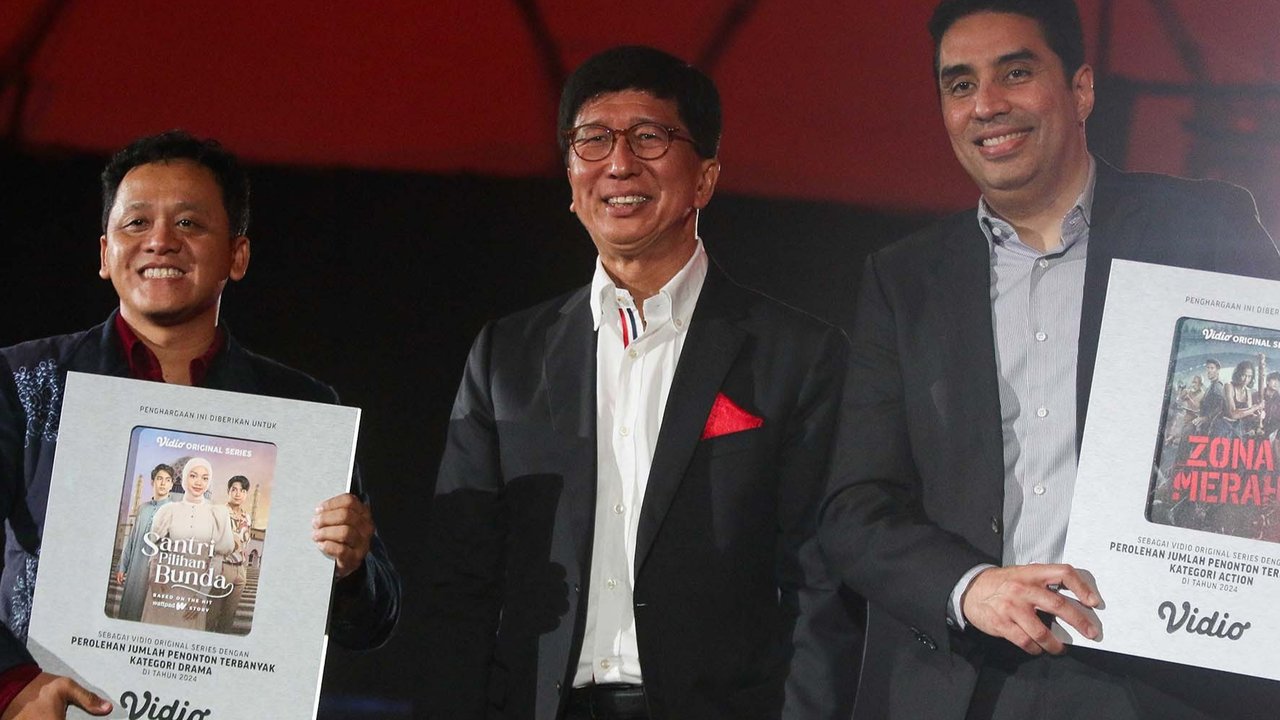 CEO Vidio.com Sutanto Hartono memberikan penghargaan kepada Vidio Original Series pada acara Vidio Penasaran 2025 di The Dome Senayan Park, Jakarta, Kamis (06/02/2025).