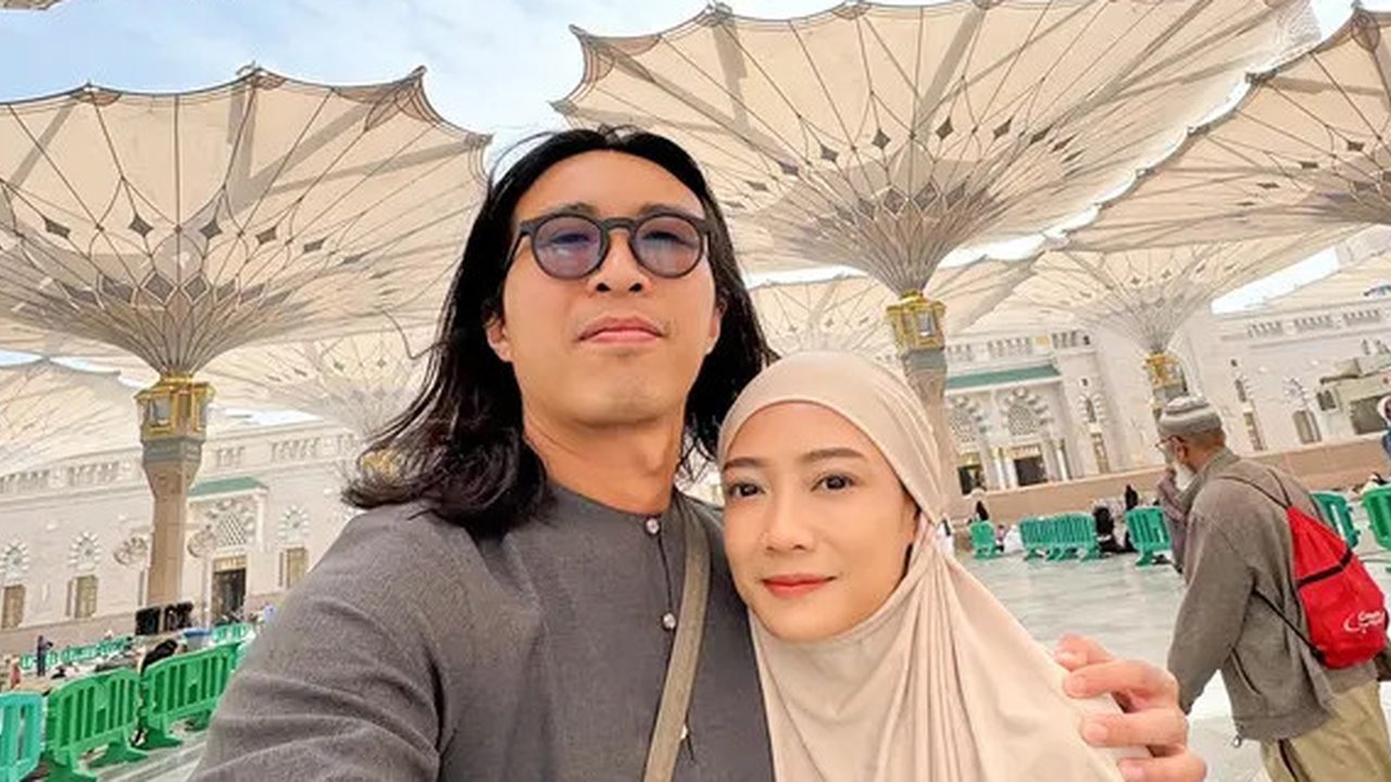 Potret dr. Tirta dan Sang Istri Nisa An Nashr Umroh (Sumber: x/annn_ashr)