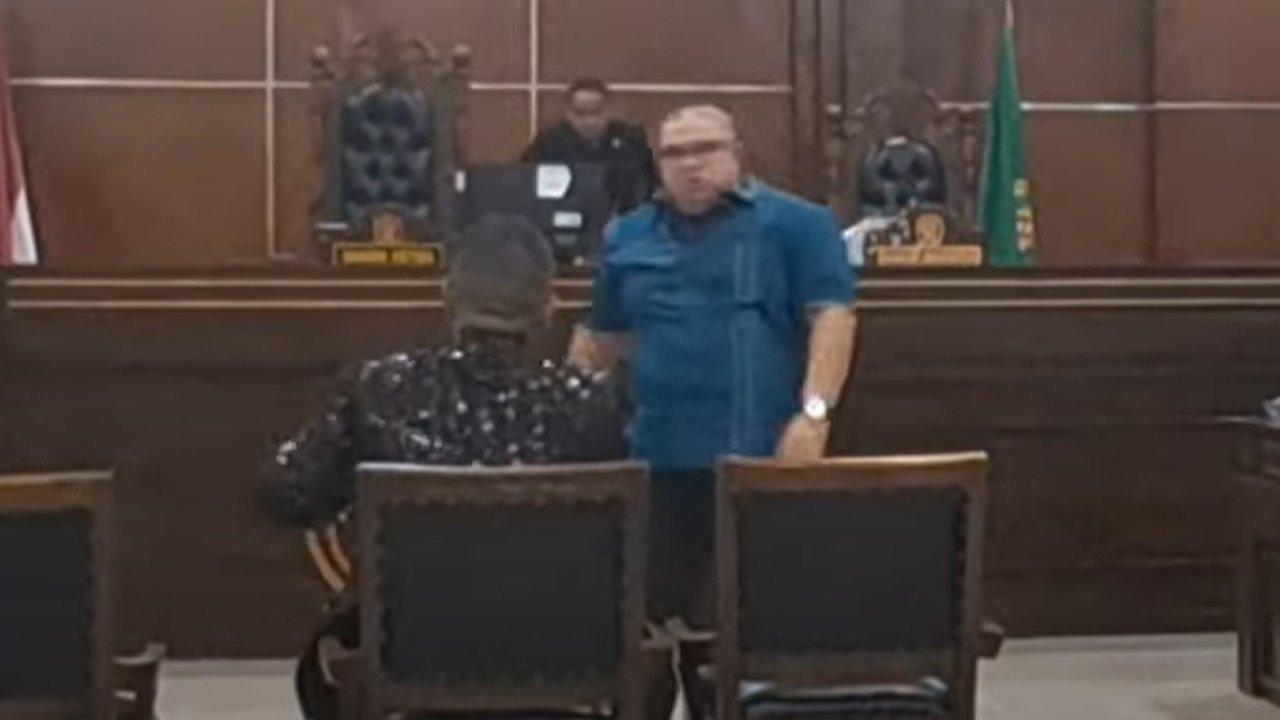 Razman Nasution Ngamuk di Ruang Sidang hingga Nyaris Pukul Hotman Paris