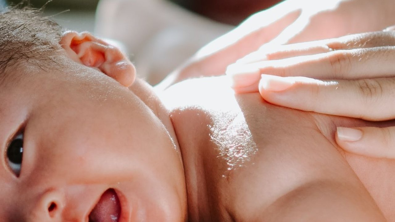 Cegukan pada bayi sebenarnya adalah respons alami dari sistem pernapasan yang sedang berkembang.