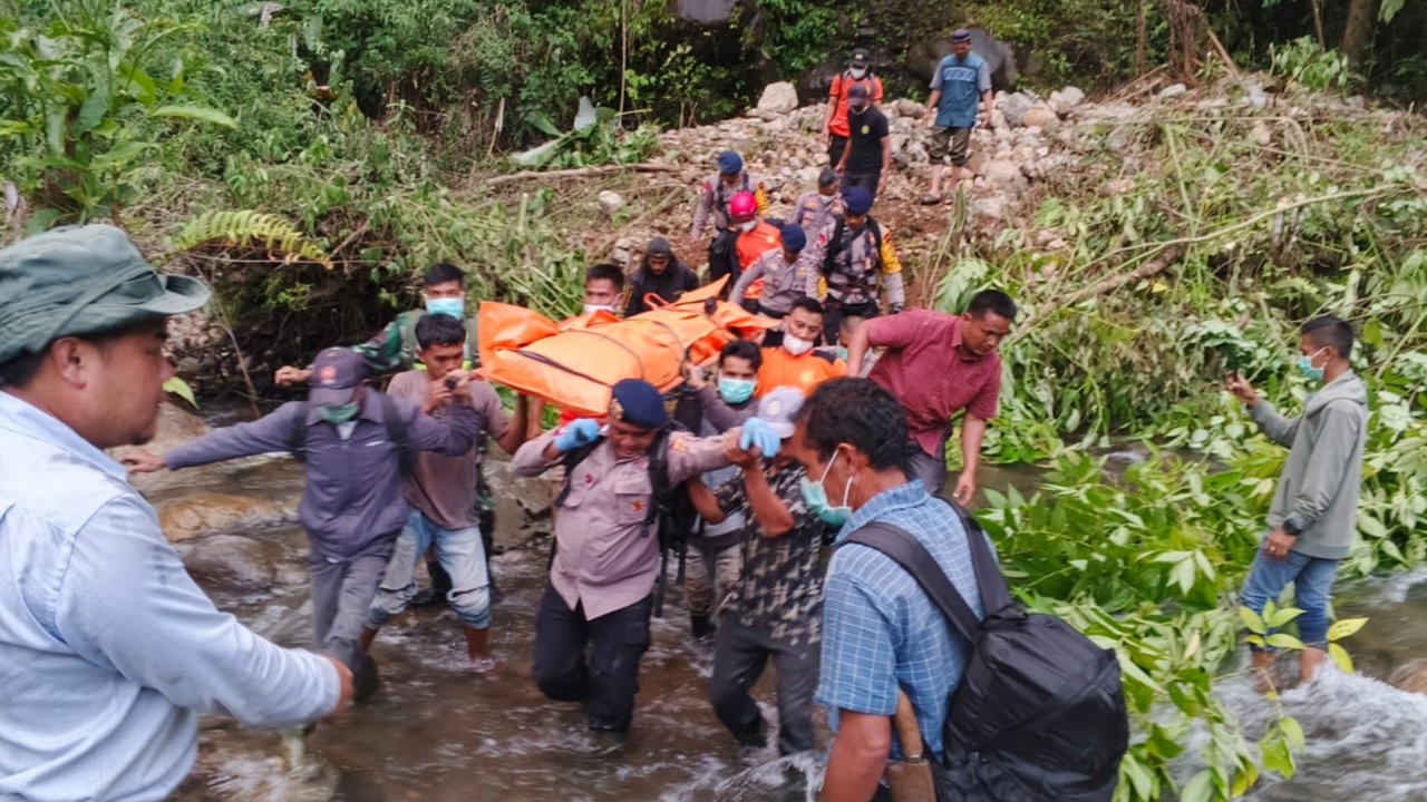 evakuasi satu keluarga hanyut di sungai bener meriah
