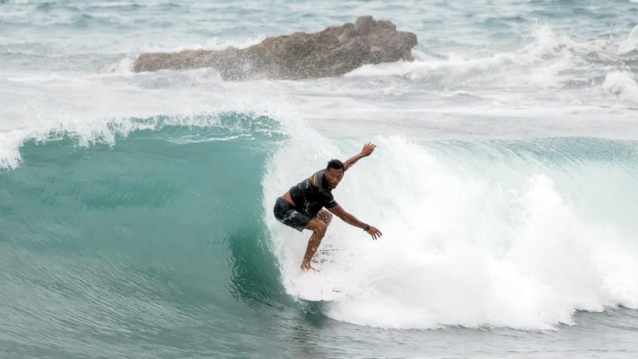 Cantiknya Pantai Dampar di Lumajang, Hidden Gem Bagi Para Peselancar