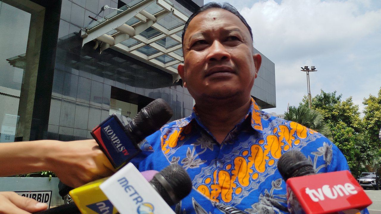 Mantan Kasatreskrim Polres Metro Jaksel, AKBP Bintoro, membantah telah melakukan pemerasan Rp20 miliar dari tersangka kasus pembunuhan, Arif Nugroho, dan menegaskan kesediaannya untuk diperiksa lebih lanjut oleh Propam.