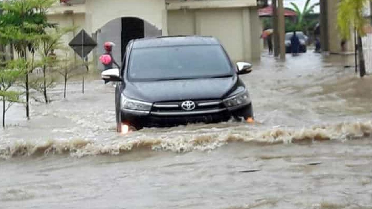 Toyota Kijang Innova melibas genangan banjir.