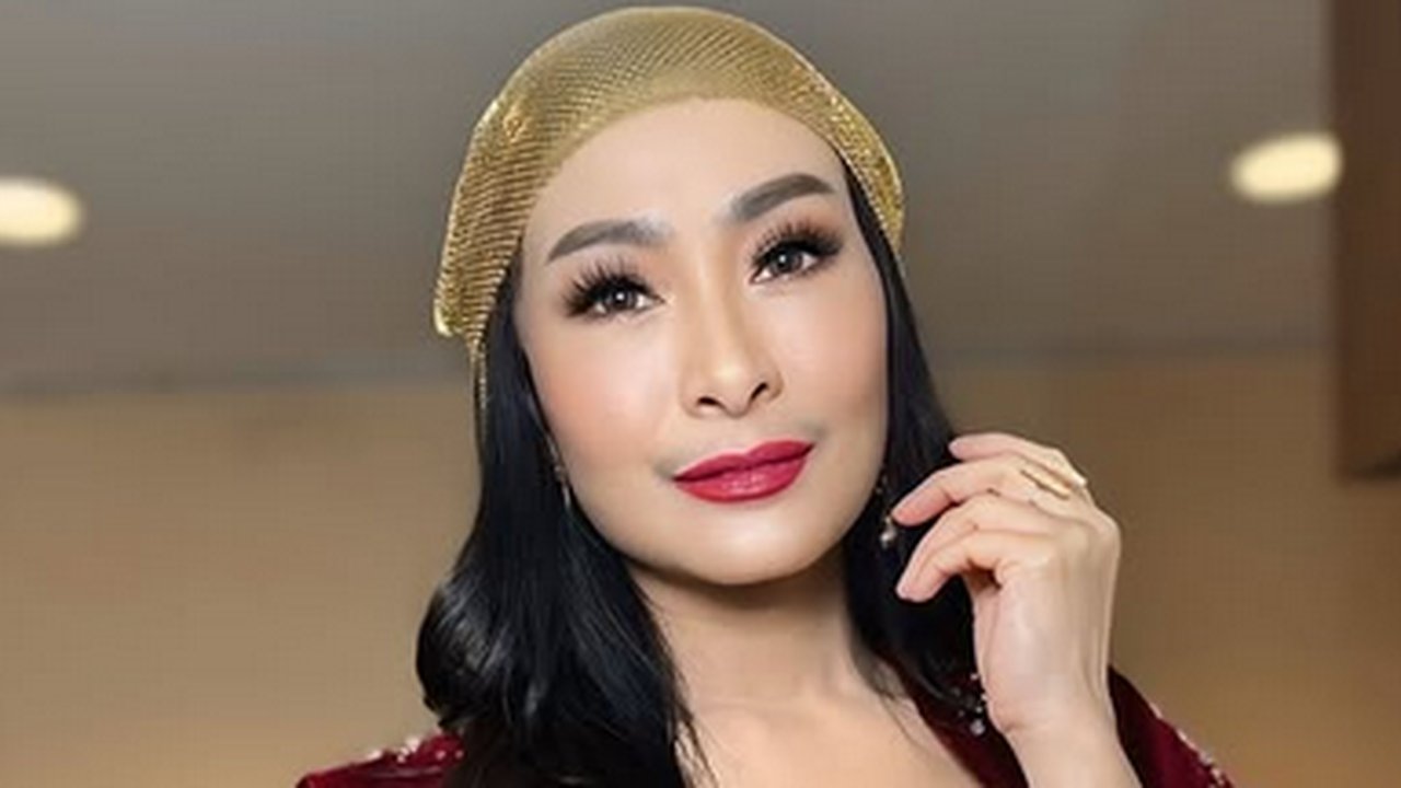 Potret Iis Dahlia Usai Facelift di Korea, Makin Cantik & Awet Muda di Usia 53 Tahun - Raffi Ahmad Salfok Bahas Kumis