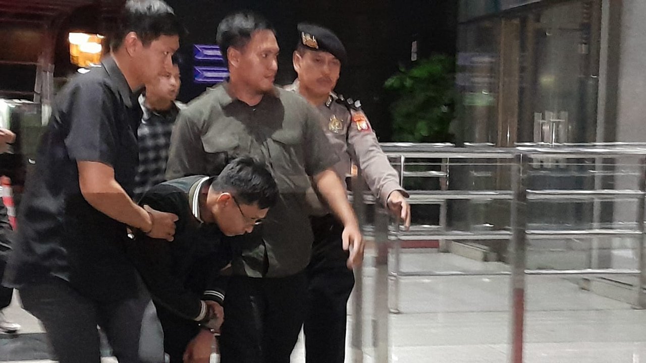 Petugas Komisi Pemberantasan Korupsi (KPK) menggiring orang yang mengaku sebagai pegawai KPK di Gedung Merah Putih KPK, Jakarta, Rabu (5/2/2025). 
Foto: Liputan6.com/Helmi Fithriansyah