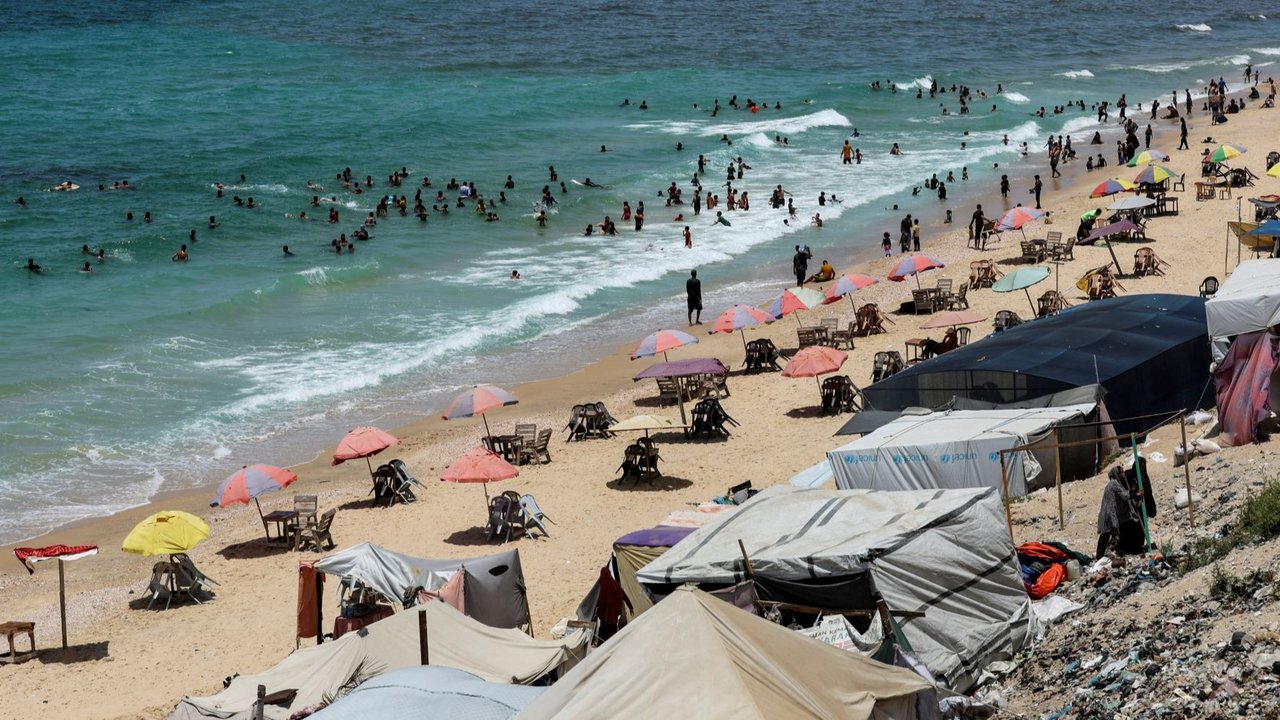 Pengungsi Palestina yang dipaksa untuk evakuasi massa oleh pasukan Israel memanfaatkan sepanjang pantai di Gaza sebagai tempat berlindung di tengah konflik Israel-Hamas yang masih berlangsung. Deretan tenda-tenda darurat di sepanjang pantai Gaza yang dibangun oleh pengungsi Palestina terlihat dalam pantauan udara. Mereka mengungsi meninggalkan rumah mereka untuk berlindung di sepanjang pantai Gaza yang dianggap aman oleh mereka.