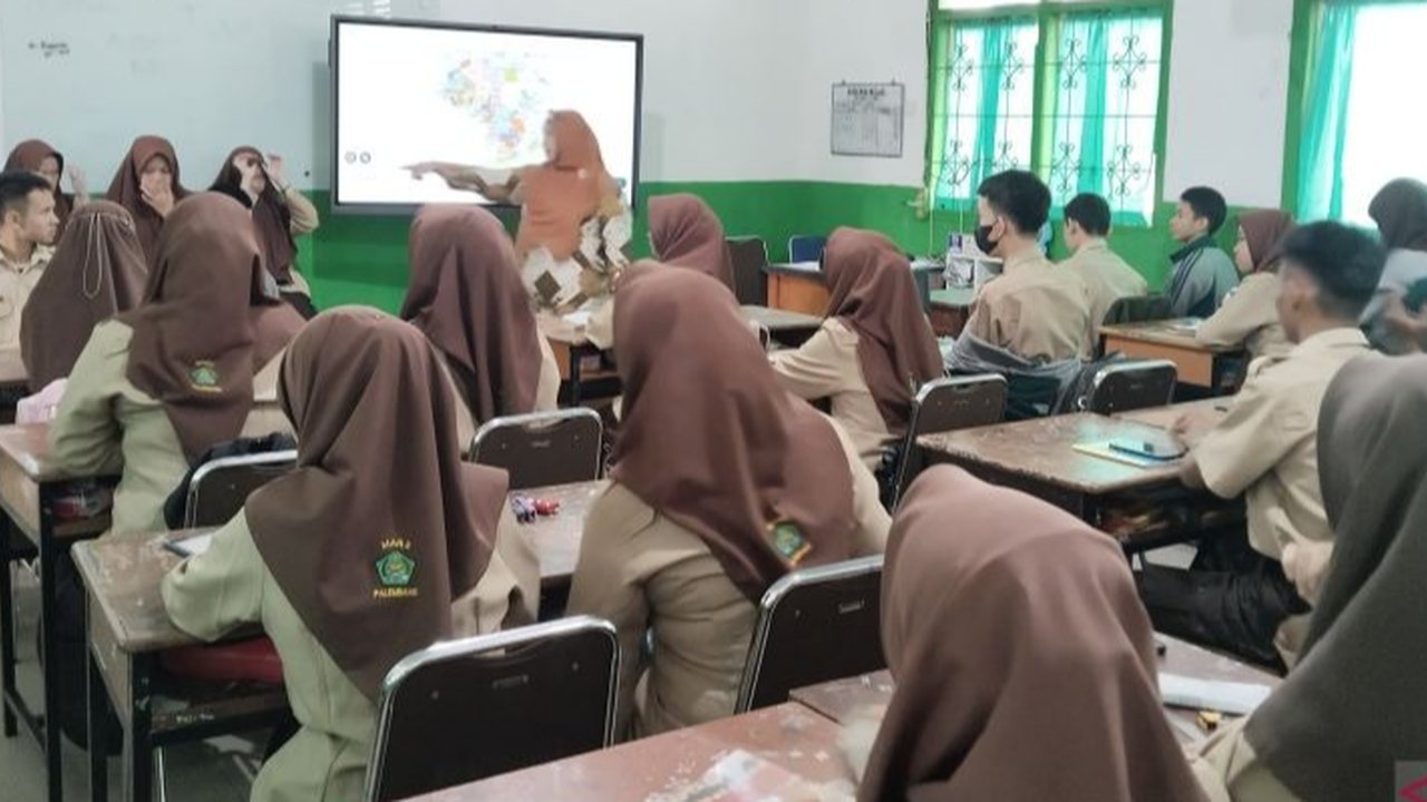 Ratusan siswa SMAN 4 Karawang gagal daftar SNBP karena dugaan kelalaian sekolah dalam pengisian PDSS, memicu aksi protes orang tua dan siswa.