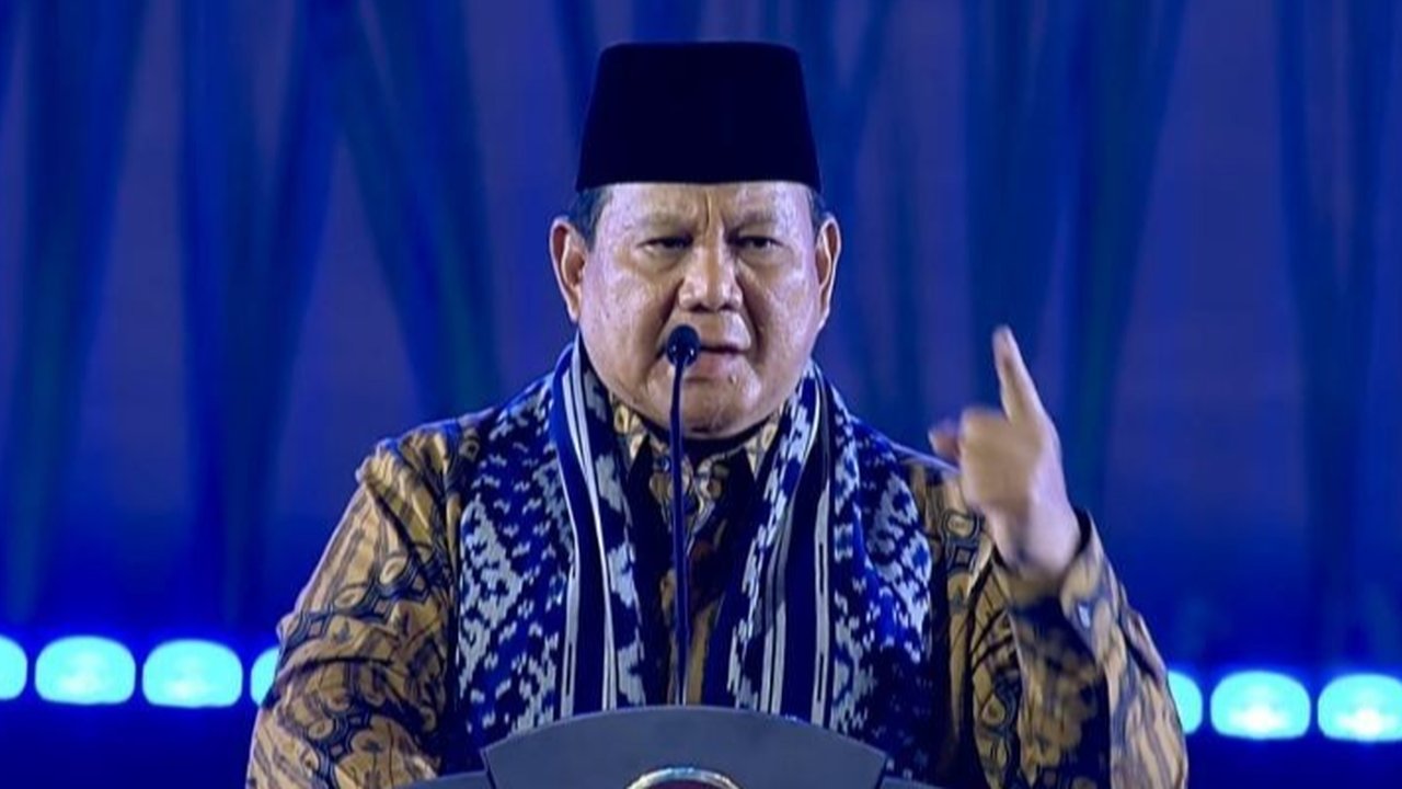 Presiden Prabowo Subianto memberikan peringatan keras kepada para menteri dan kepala lembaga pemerintahan agar meningkatkan kinerja atau menghadapi risiko pergantian jabatan dalam upaya mewujudkan pemerintahan yang bersih.