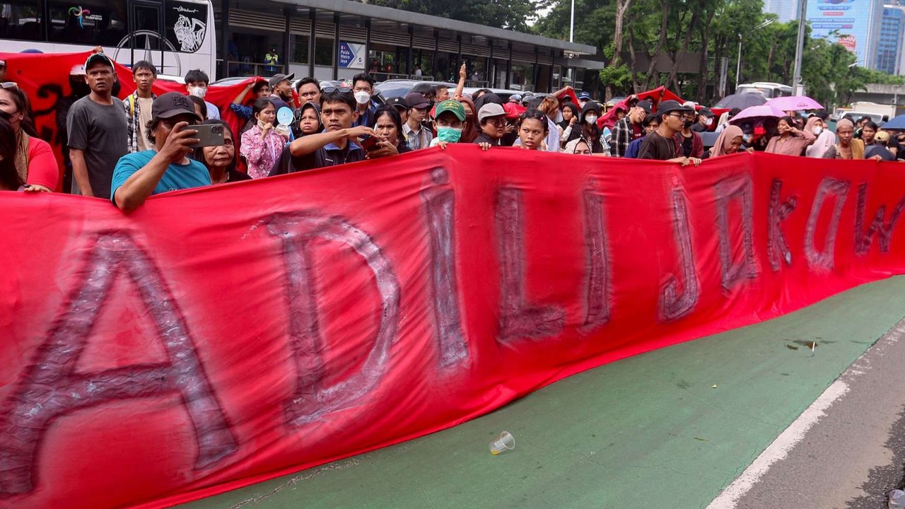 Reaksi Santai Jokowi Lihat Spanduk 'Adili Jokowi'