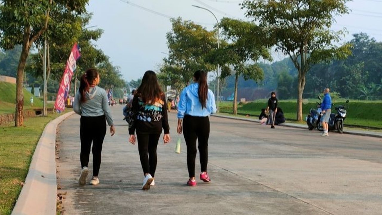 Jalan kaki pagi hari bermanfaat bagi kesehatan otot dan otak, mengurangi risiko osteoporosis dan kepikunan, serta meningkatkan suasana hati berkat pelepasan endorfin dan serotonin.