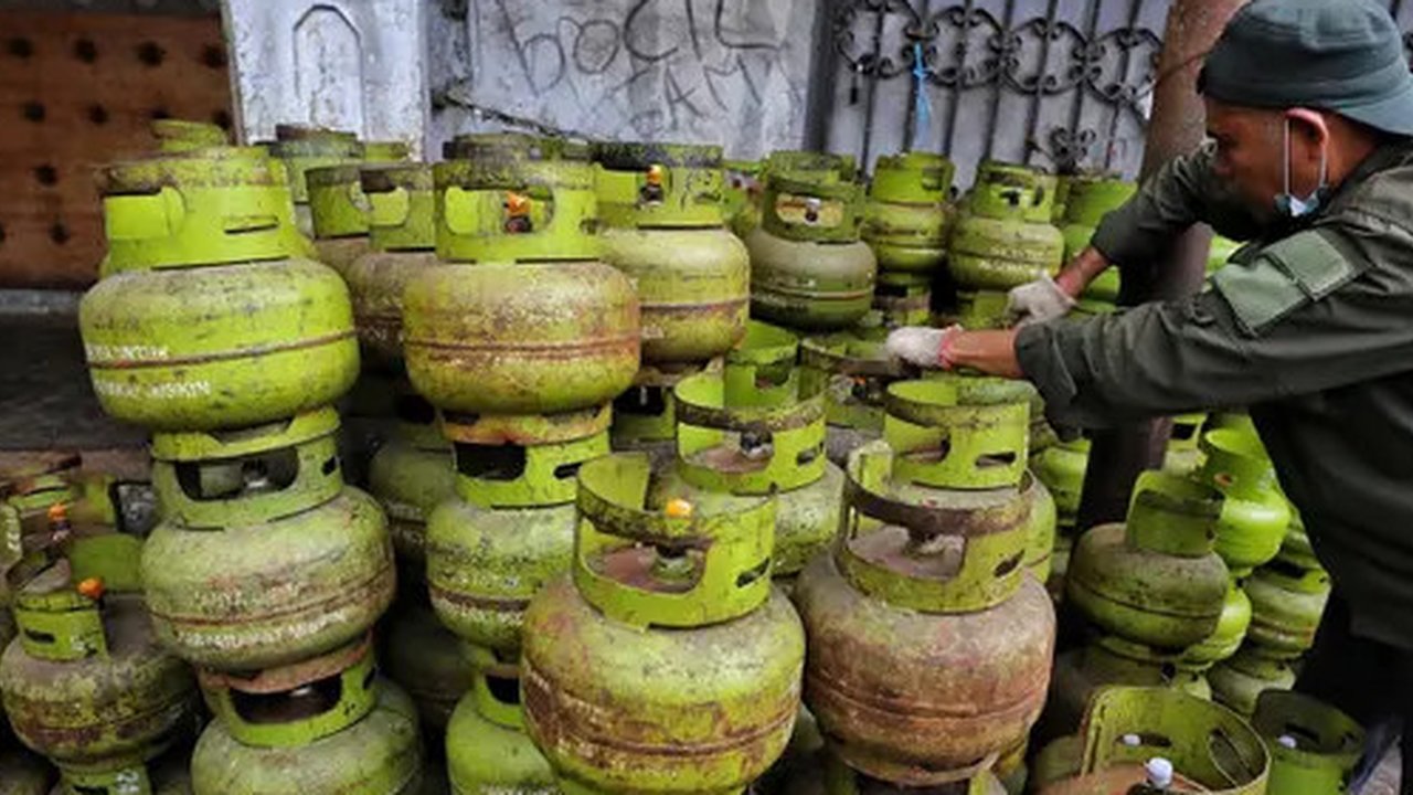 Pekerja menata tabung gas elpiji 3 kg untuk dijual kembali di kawasan Jakarta, Rabu (4/1/2023). Tahun 2023, pembelian elpiji 3 kg akan diperketat dengan menggunakan KTP. (Liputan6.com/Angga Y