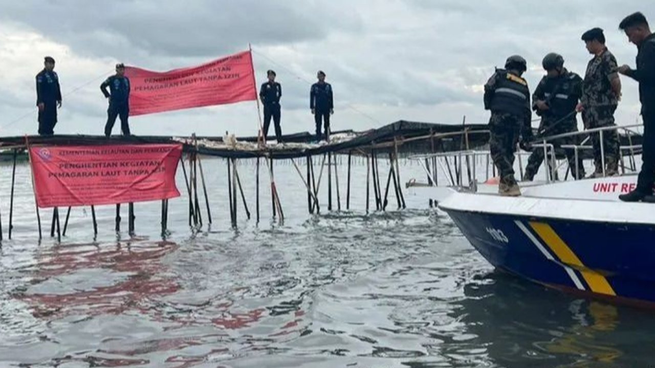 Kementerian Kelautan dan Perikanan (KKP) telah memeriksa Kepala Desa Kohod dan 13 nelayan terkait pembangunan pagar laut ilegal sepanjang 30 km di perairan Tangerang, Banten, sebagai bagian dari proses penegakan hukum dan menindaklanjuti desakan DPR.