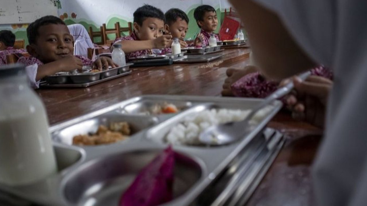 CISDI memberikan tiga rekomendasi untuk meningkatkan program Makan Bergizi Gratis (MBG) meliputi regulasi yang jelas, perencanaan yang lebih baik, dan jaminan pemenuhan gizi serta keamanan pangan.