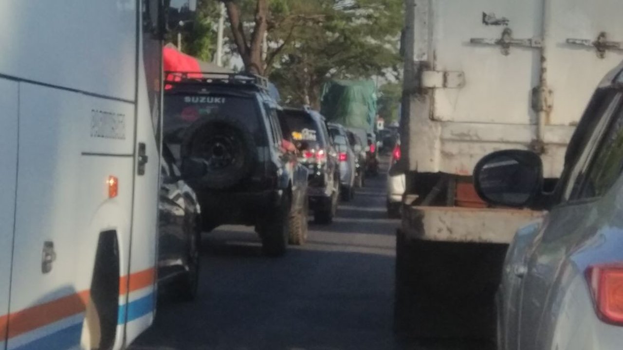 Sejumlah kendaraan saat melewati jalan tol fungsional Batang-Semarang Seksi V Kaliwungu-Krapyak, Jawa Tengah, Senin (11/6). Jalan Tol Batang-Semarang mulai beroperasi secara fungsional selama arus mudik dan balik. (Liputan6.com/Gholib)