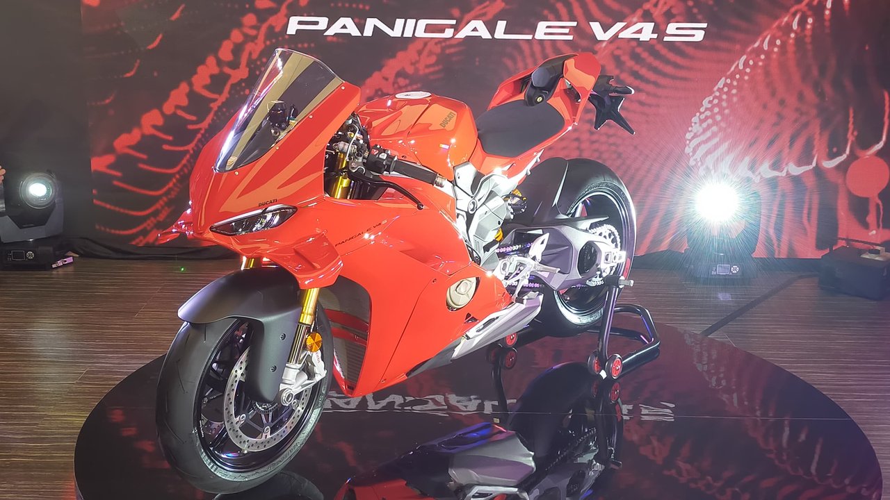 Ini Orang Pertama yang Punya Motor Panigale V4 S 2025, Diserahkan Langsung oleh CEO Ducati Indonesia