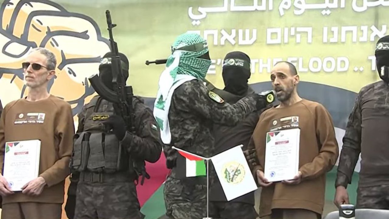 hamas bebaskan tiga tawanan israel
