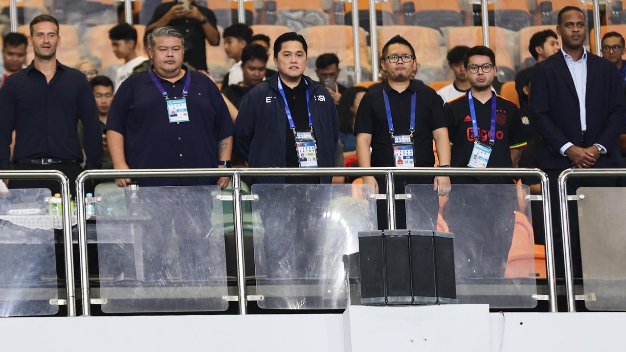 Pelatih Timnas Indonesia Patrick Kluivert bersama para asisten pelatih di Stadion Pakansari, Kabupaten Bogor, Sabtu (08/02/2025).