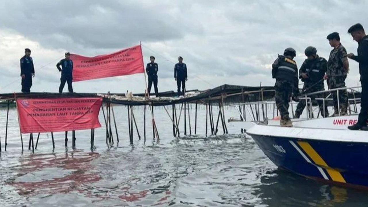 Kementerian Kelautan dan Perikanan (KKP) telah memeriksa Kepala Desa Kohod dan 13 nelayan terkait pembangunan pagar laut ilegal sepanjang 30 km di perairan Tangerang, Banten, sebagai bagian dari proses penegakan hukum dan menindaklanjuti desakan DPR.
