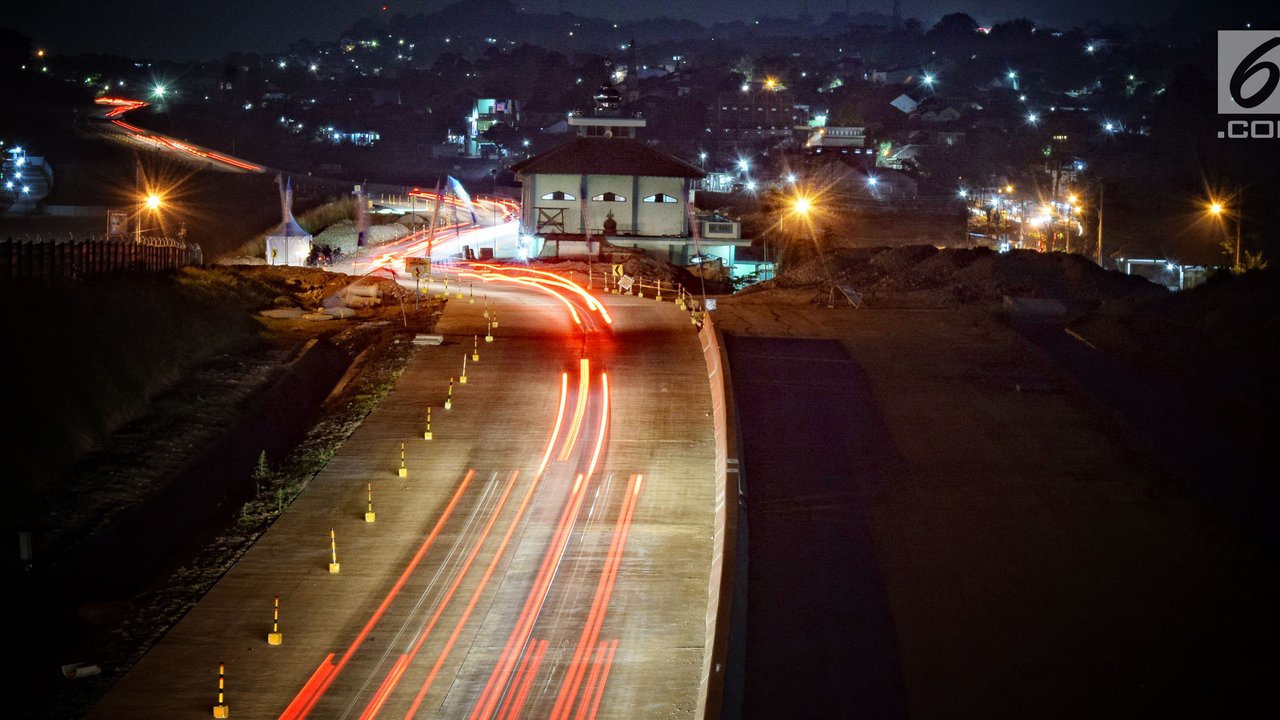 Sejumlah kendaraan saat melewati jalan tol fungsional Batang-Semarang Seksi V Kaliwungu-Krapyak, Jawa Tengah, Senin (11/6). Jalan Tol Batang-Semarang mulai beroperasi secara fungsional selama arus mudik dan balik. (Liputan6.com/Gholib)
