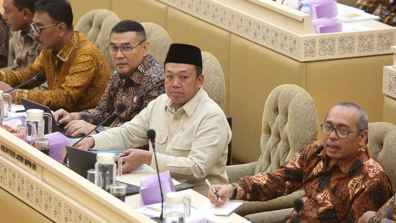 Menteri Agraria dan Tata Ruang (ATR) Nusron Wahid mengikuti rapat kerja dengan Komisi II DPR RI di Kompleks Parlemen, Senayan, Jakarta, Kamis (30/1/2025).