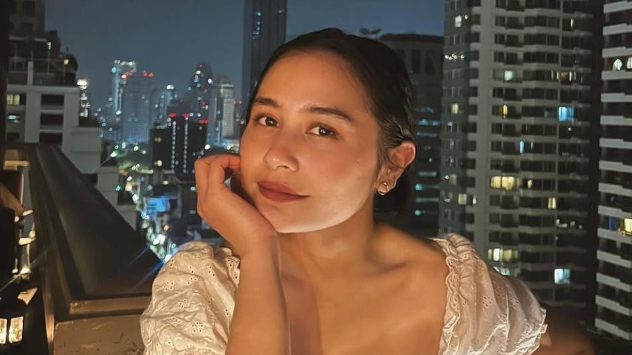 Tahun baru, pacar baru, nggak heran kalau Prilly sekarang makin berseri-seri dan auranya bahagia sekali. Simak terus update dari Prilly hanya di KapanLagi.com, kalau bukan sekarang kapan lagi?