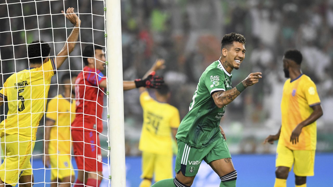 Roberto Firmino. Gelandang Liverpool yang didatangkan dari Hoffenheim pada awal musim 2015/2016 ini telah 6 musim bersama Liverpool hingga kini. Ia sudah mengemas 65 gol di ajang Premier League, yang tertinggi di antara para pemain Brasil lainnya. (AFP/Michael Regan/Pool)