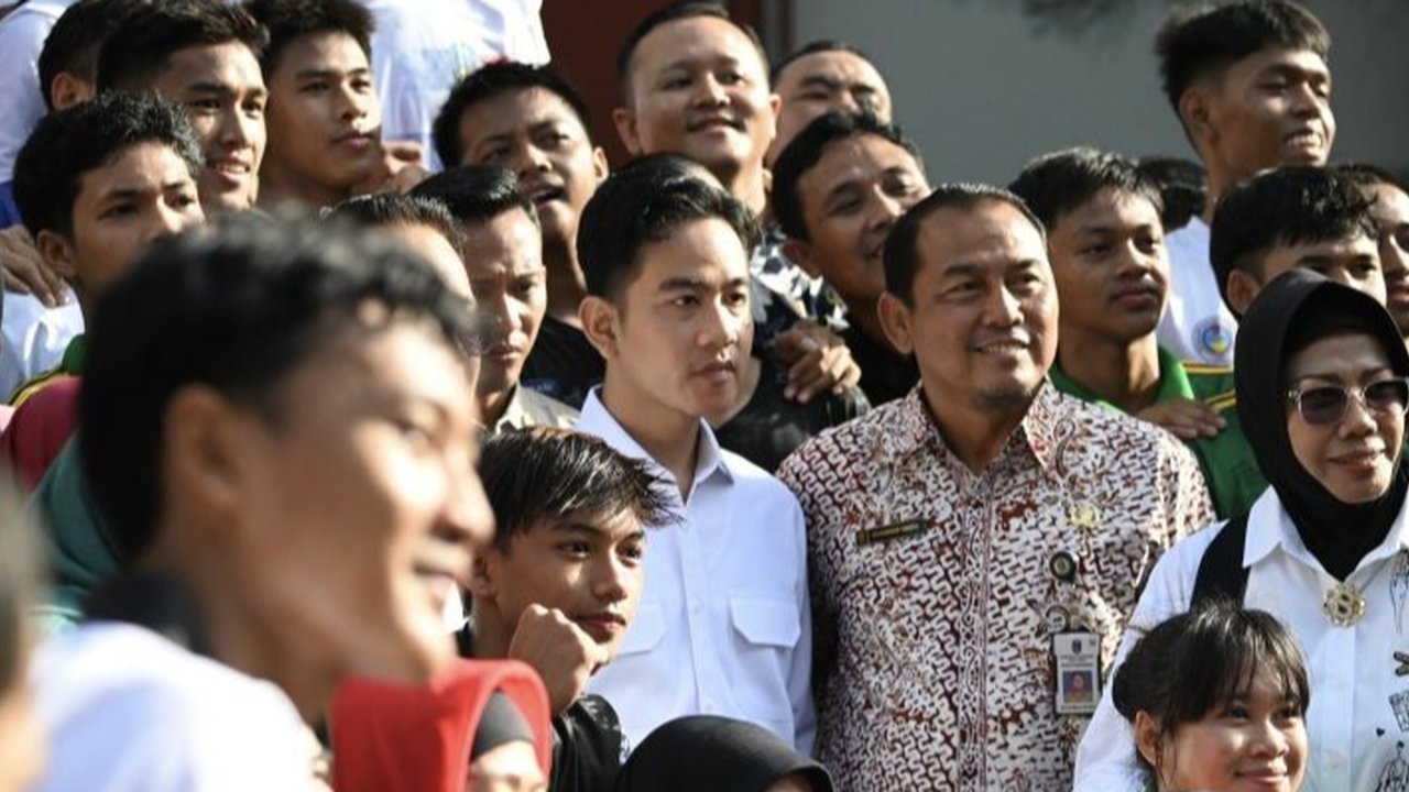 Meskipun berbagai survei mengungkapkan tingkat kepuasan masyarakat cukup tinggi terhadap kinerja Prabowo-Gibran dalam 100 hari pemerintahan, sejumlah pengamat menilai kinerja pemimpin baru Indonesia itu masih belum maksimal, dan banyak pekerjaan rumah yang perlu diselesaikan.