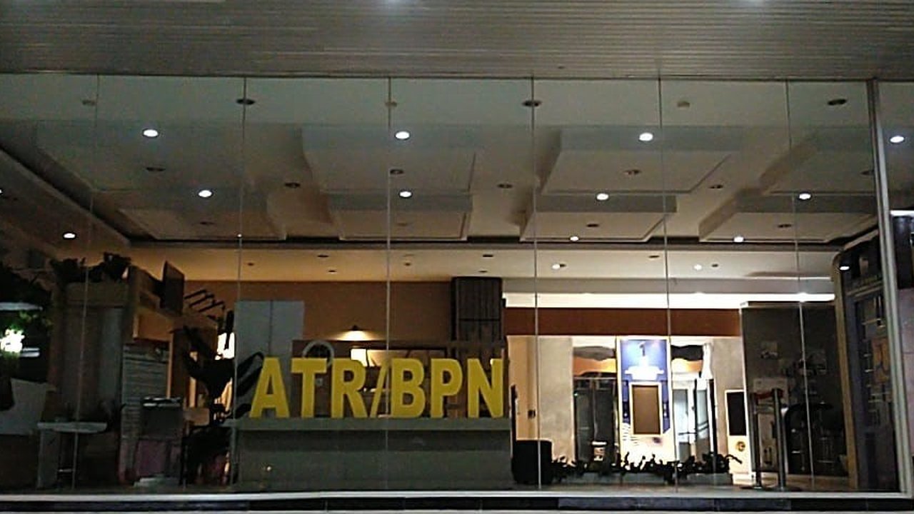 Menteri ATR/BPN Nusron Wahid memastikan kebakaran di gedung kementeriannya murni musibah dan bukan upaya menghilangkan barang bukti terkait kasus pertanahan, meskipun penyelidikan masih berlangsung.