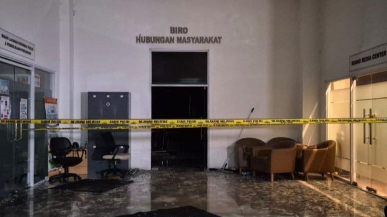 Menteri ATR/BPN Nusron Wahid memastikan kebakaran di gedung kementeriannya murni musibah dan bukan upaya menghilangkan barang bukti terkait kasus pertanahan, meskipun penyelidikan masih berlangsung.