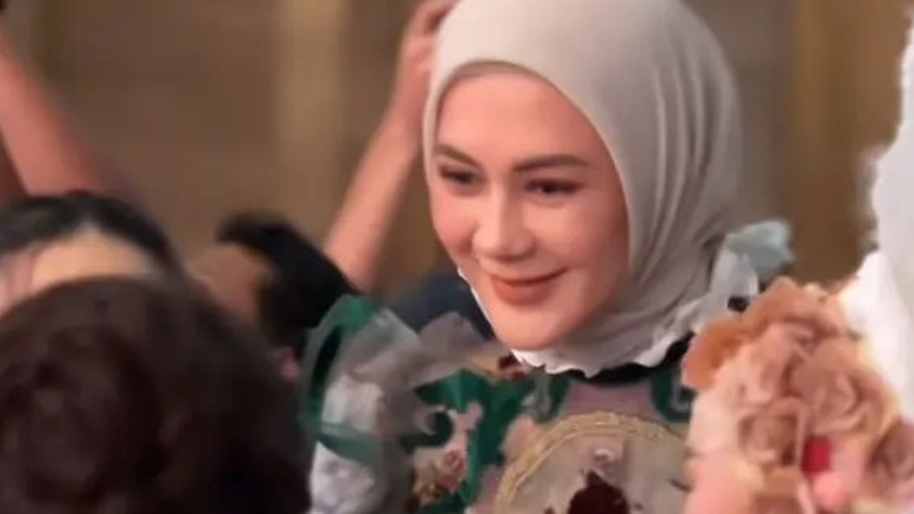 Paula Verhoeven sukses menciptakan kesan effortless beauty yang anggun dan berkelas di 8th Anniversary MS Glow (Instagram/@paula_verhoeven)
