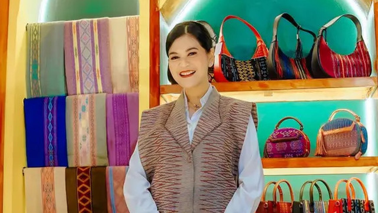 Intip OOTD Kahiyang Ayu kenakan heels Rp20 jutaan dengan busana karya desainer lokal (@ayangkahiyang @bobbynst)