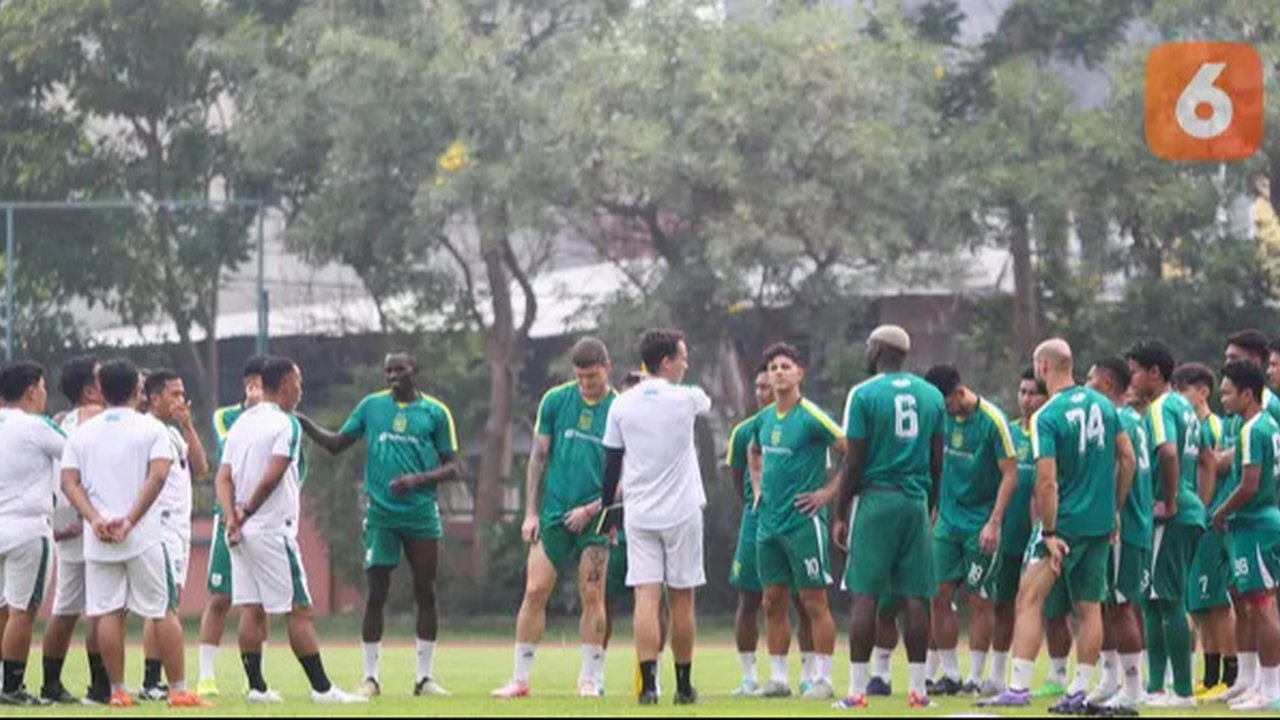 Pemain Persebaya Surabaya berkumpul untuk mendengarkan briefing dari pelatih Paul Munster sebelum menjalani latihan. (Bola.com/Aditya Wany)