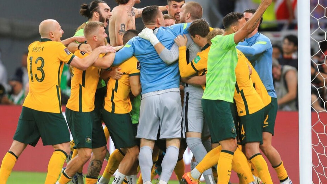 <p>Timnas Australia menang 5-4 (0-0) atas Peru lewat adu penalti pada laga play-off Piala Dunia 2022 di Ahmad bin Ali Stadium, Al Rayyan, Qatar, Selasa (14/6/2022) dini hari WIB. Hasil itu membuat Australia lolos ke putaran final Piala Dunia 2022. (AP Photo/Hussein Sayed)</p>