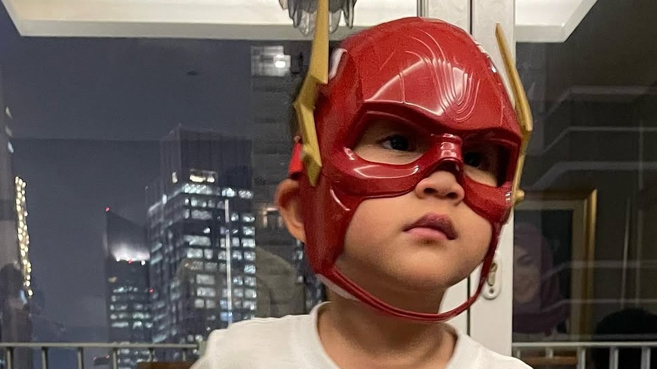 Potret Rayyanza Cosplay Jadi Superhero Flash