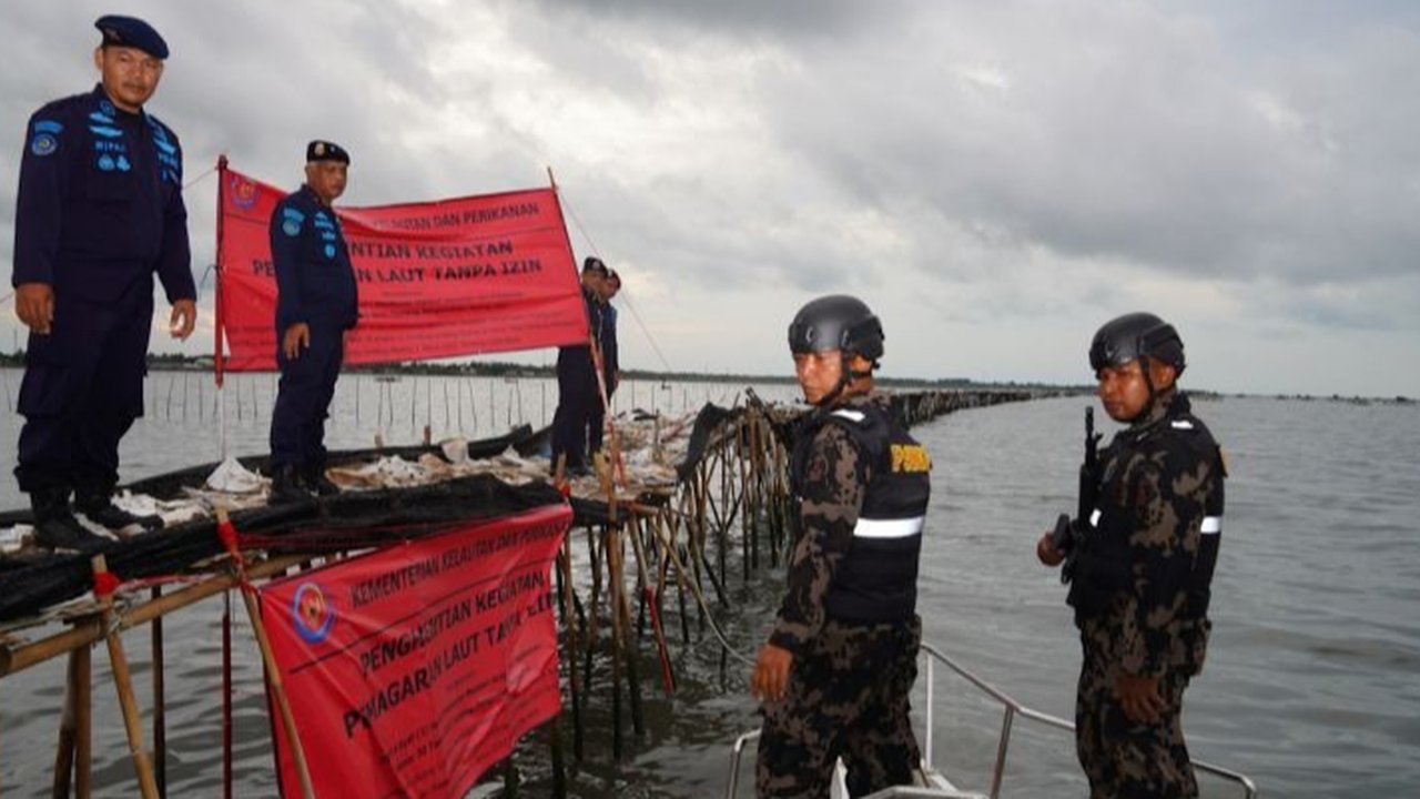 Kementerian Kelautan dan Perikanan (KKP) resmi menyegel pagar laut di Kabupaten Bekasi, Jawa Barat. (Foto: KKP)