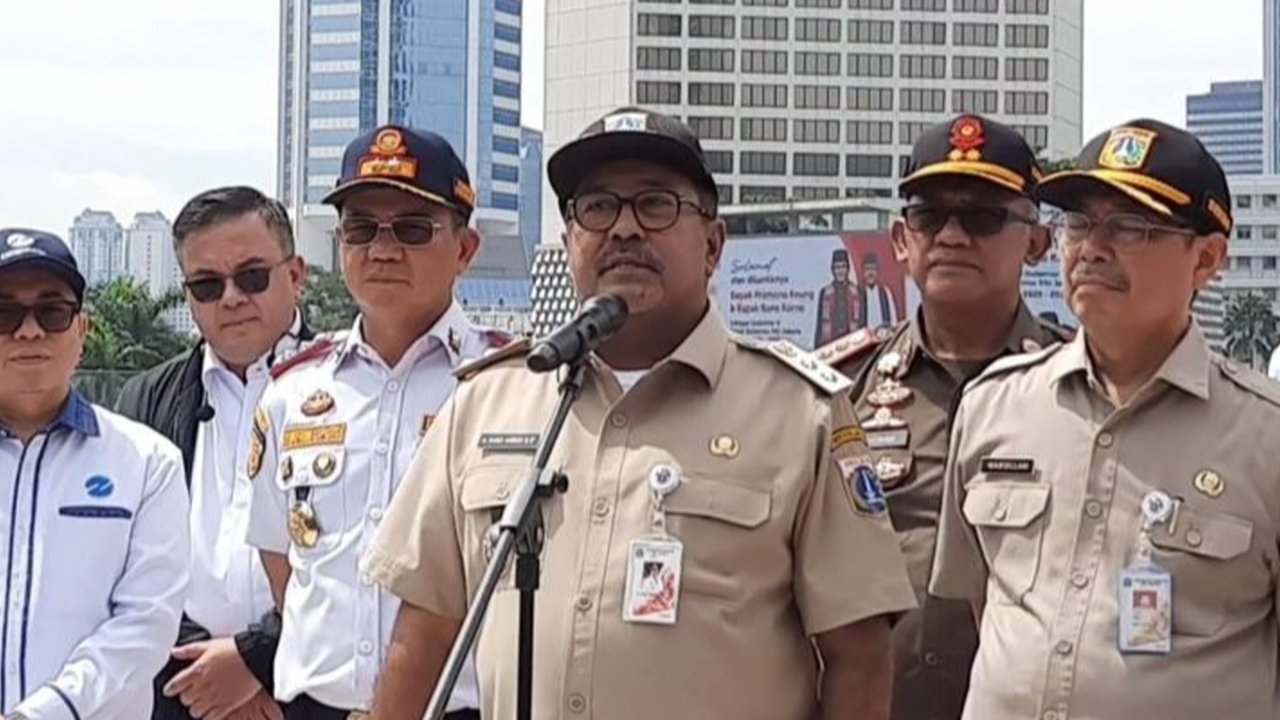 Wagub DKI Jakarta, Rano Karno, tengah mempertimbangkan pembangunan area parkir tujuh tingkat di Pasar Jumat untuk mengintegrasikan transportasi umum dan mengurangi kemacetan.