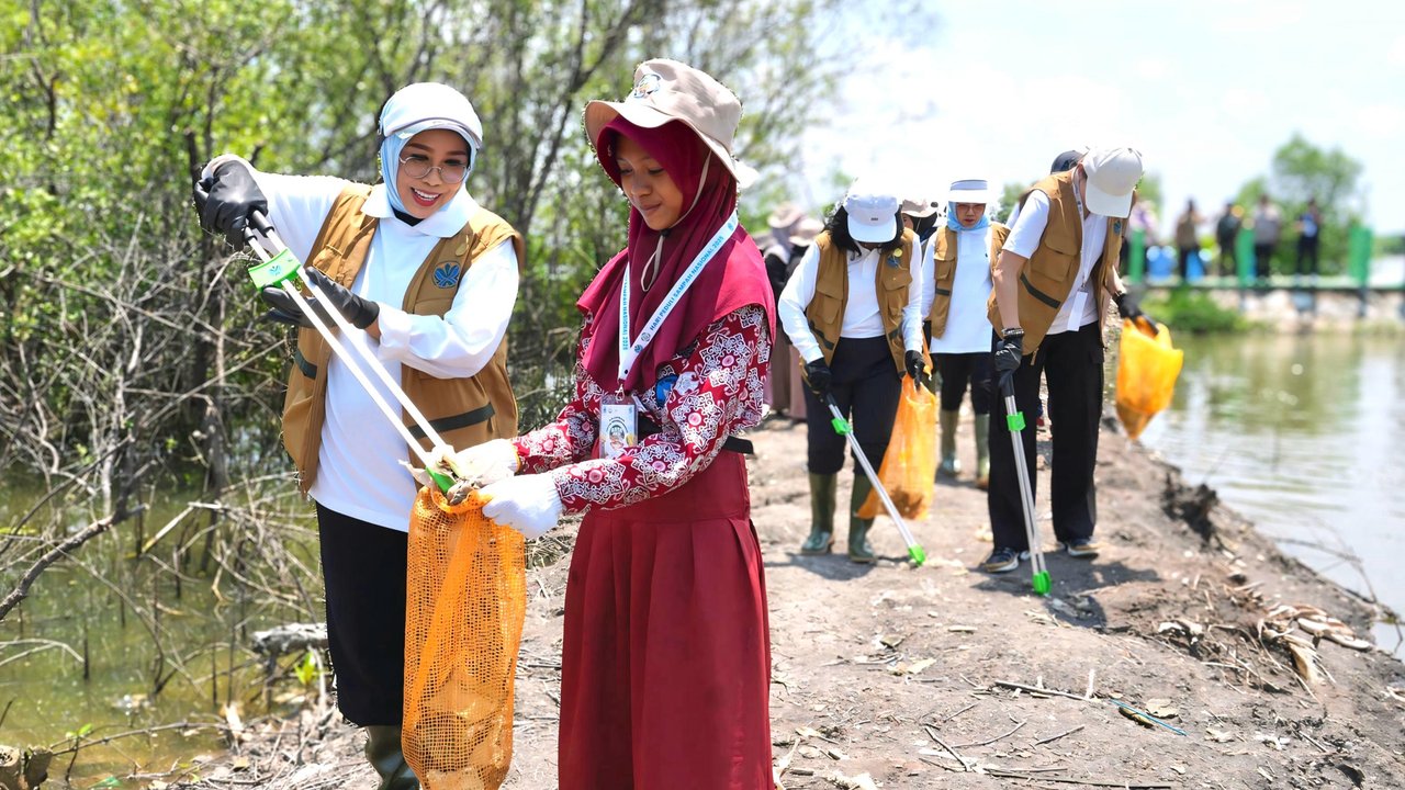 Fatma Saifullah Yusuf saat kegiatan Aksi Bersih Mangrove