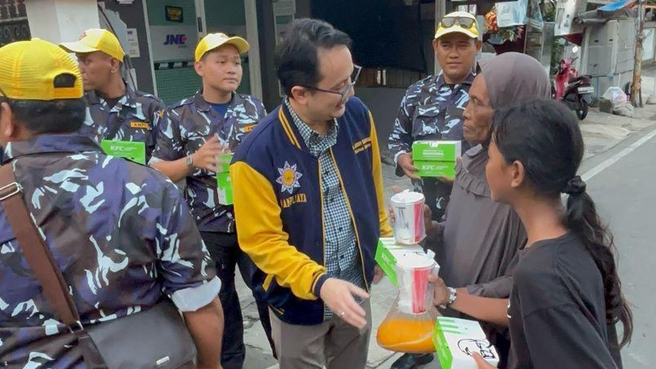 Hari Pertama Puasa, AMPI Golkar Bagi-Bagi Takjil di Jakbar