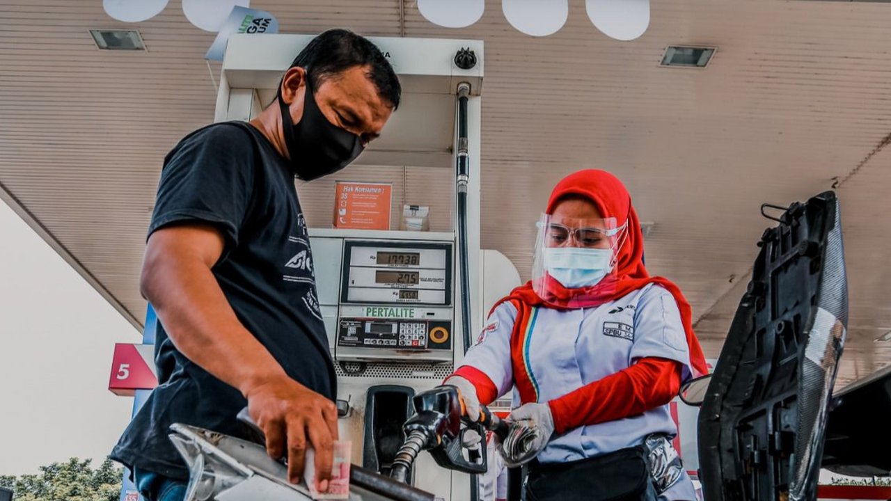 Sejumlah kendaraan mengantri di SPBU kawasan Kuningan, Jakarta, Sabtu (3/9/2022). Pemerintah akhirnya menaikan harga BBM bersubsidi, Adapun harga BBM yang mengalami kenaikan yaitu Pertalite m