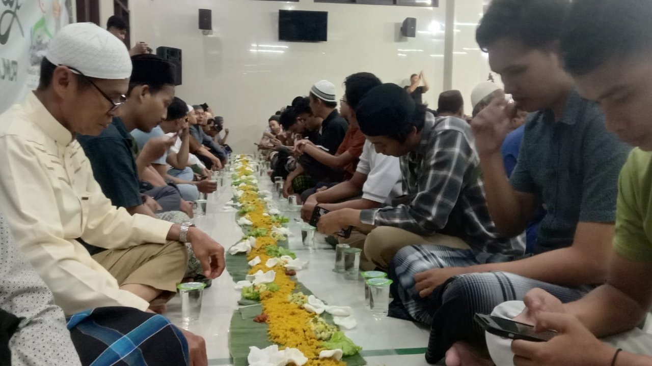 Mengenal Tragisi Megibung Saat Berbuka Puasa di Bali
