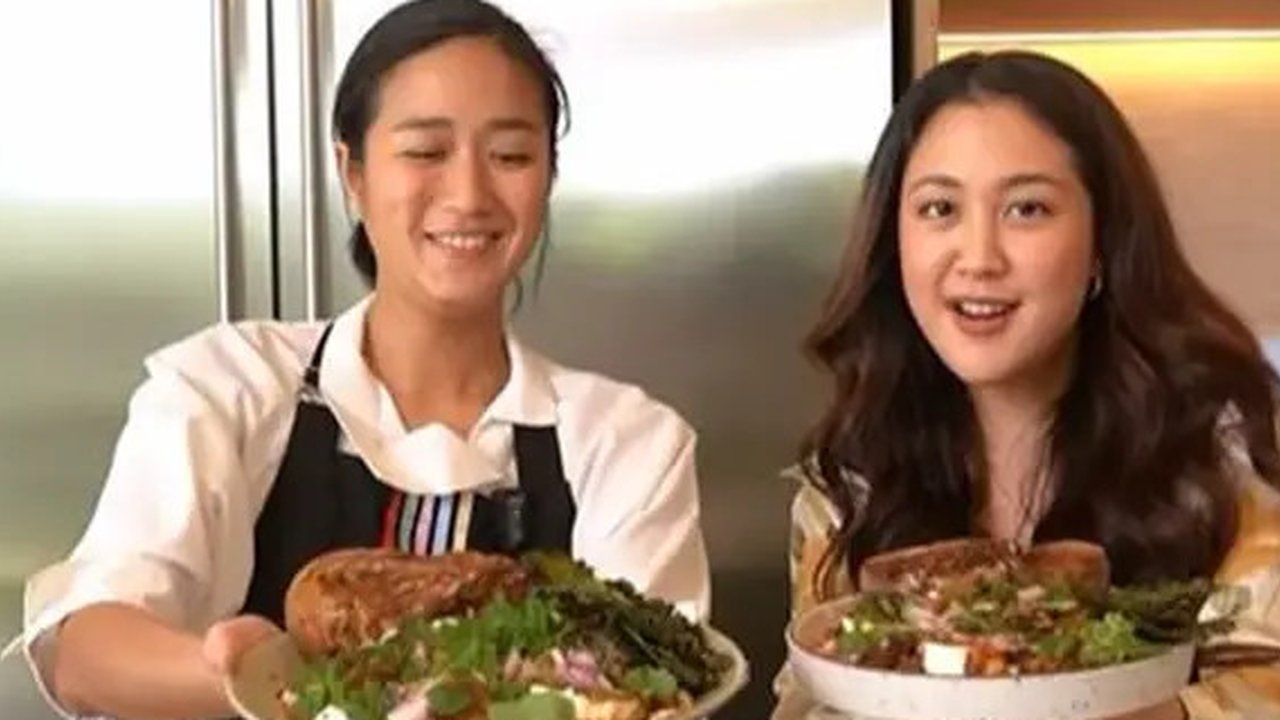 Keseruan Sherina Munaf dan Chef Renatta masak Turkish Eggs bareng. (sumber: Instagram/smeg.id)